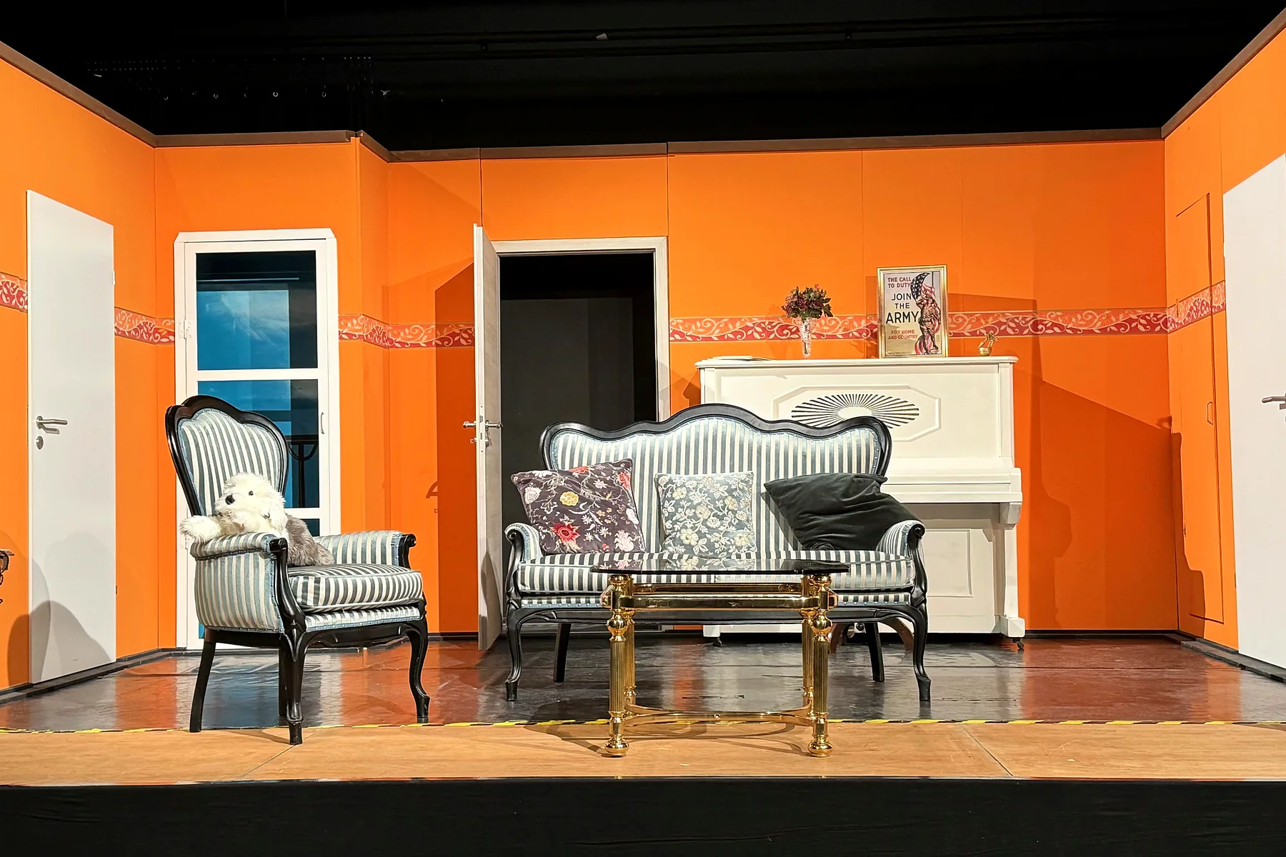Wohnzimmer mit orange gestrichenen Wänden, Sofa und Klavier